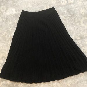 Pleated midi skirt. Size Medium